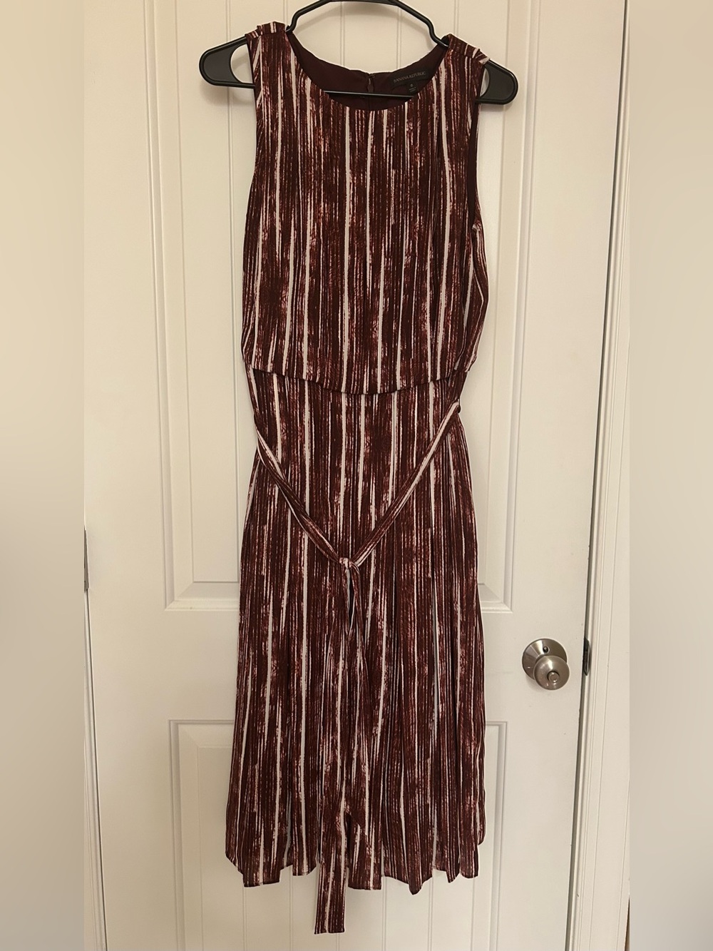 Banana Republic Sleeveless Burgundy Striped Pleated Dress Size 6